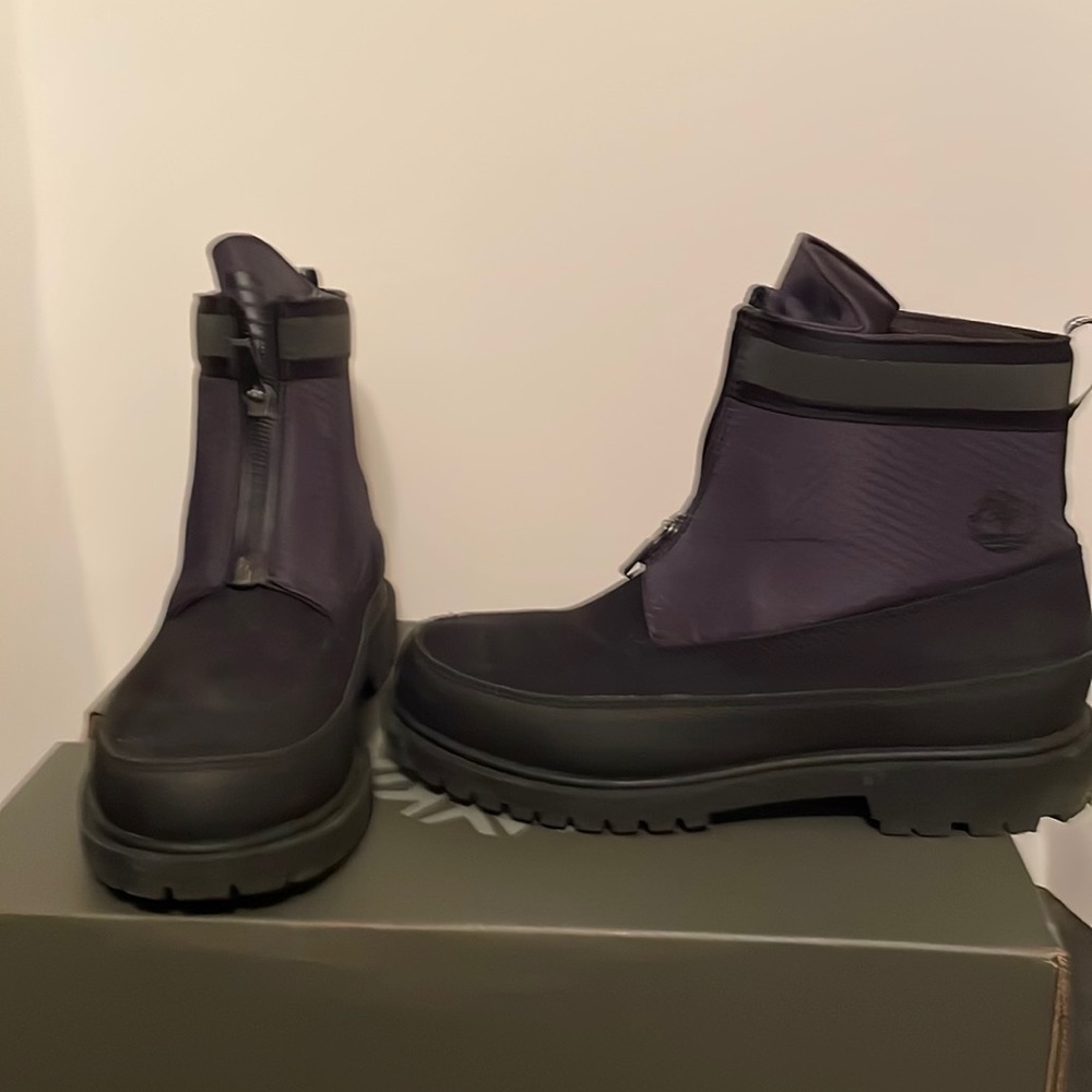 All black women’s Timberland Heritage 6in front zipper boot size 7 slightly used